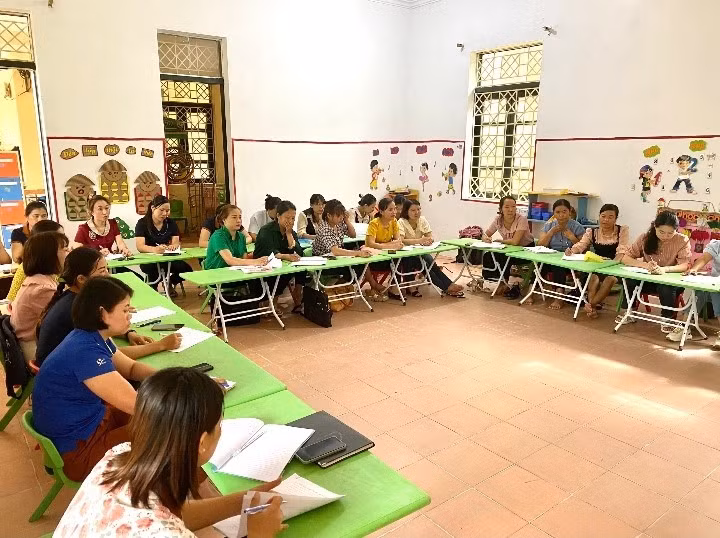 Giáo viên nhà trường tham gia bồi dưỡng chính trị bằng hình thức trực tuyến.
