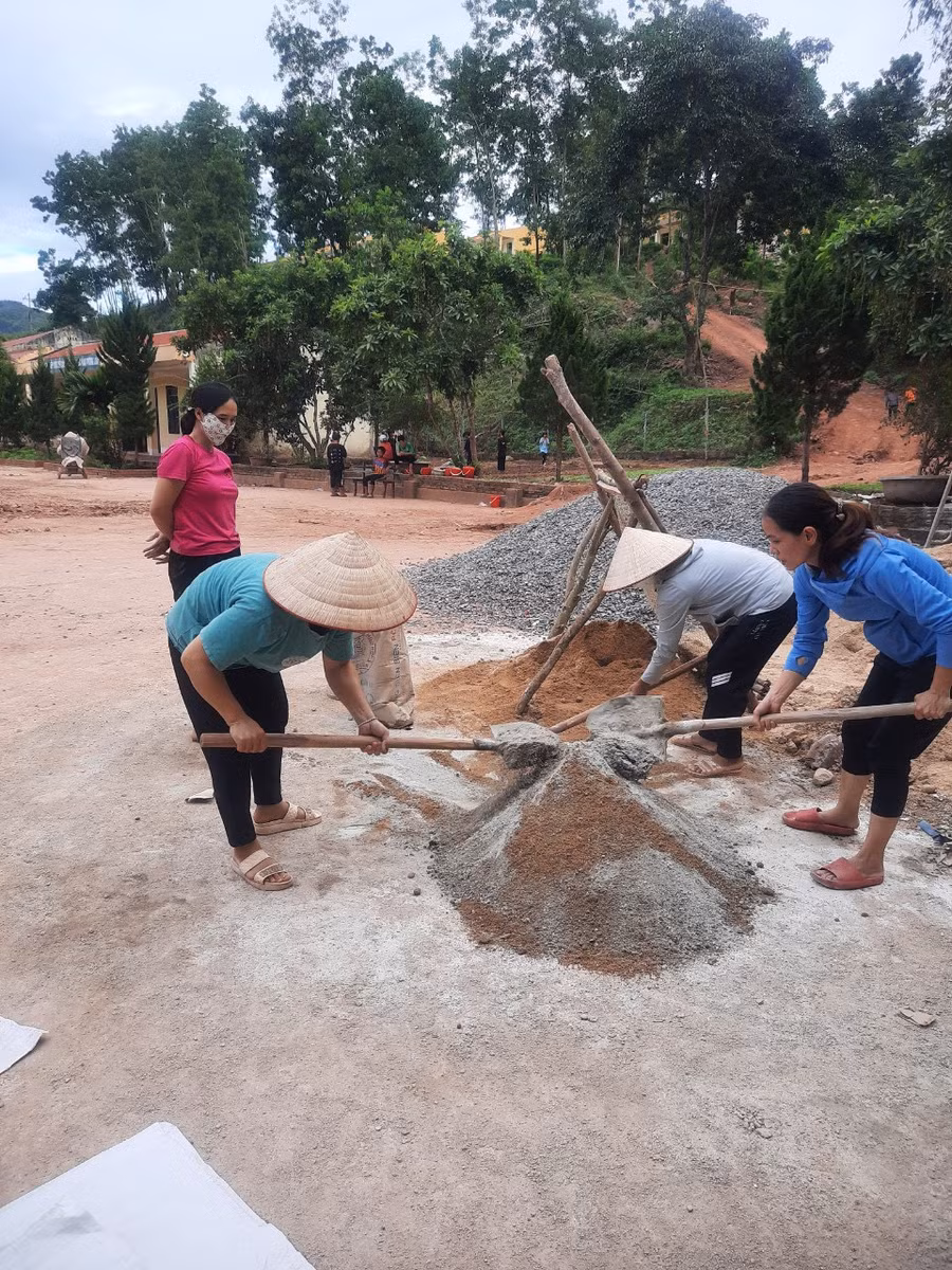 Các nữ công tham gia lao động cùng nhà trường. Các nữ công tham gia lao động cùng nhà trường.