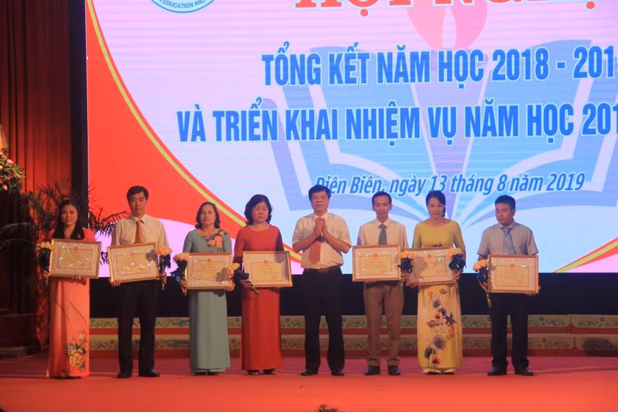 Gần 200 tập thể, cá nhân có thành tích xuất sắc được vinh danh tại hội nghị Gần 200 tập thể, cá nhân có thành tích xuất sắc được vinh danh tại hội nghị