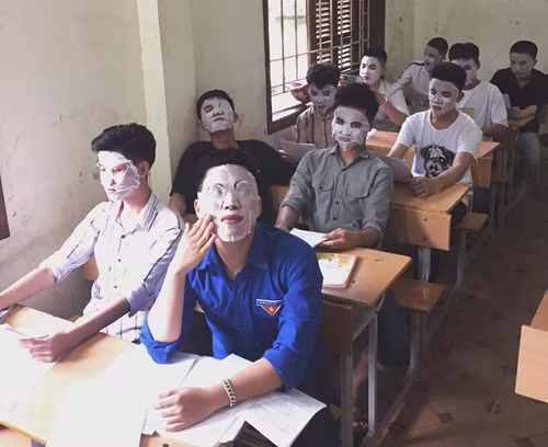 Học nhưng vẫn không quên làm đẹp nhé các bạn 2001.