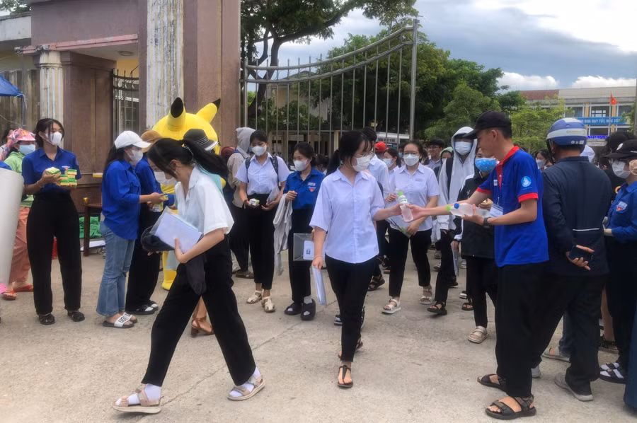 Thí sinh Quảng Ngãi kết thúc Kỳ thi với sự lạc quan. Thí sinh Quảng Ngãi kết thúc Kỳ thi với sự lạc quan.