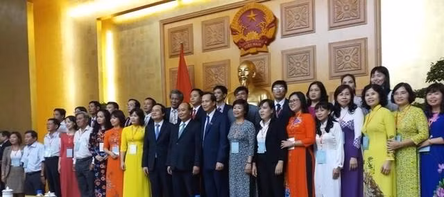 NGƯT Hồ Thị Kiều Trang (đứng thứ 3 từ phải sang) trong lễ tuyên dương những nhà giáo tiêu biểu.