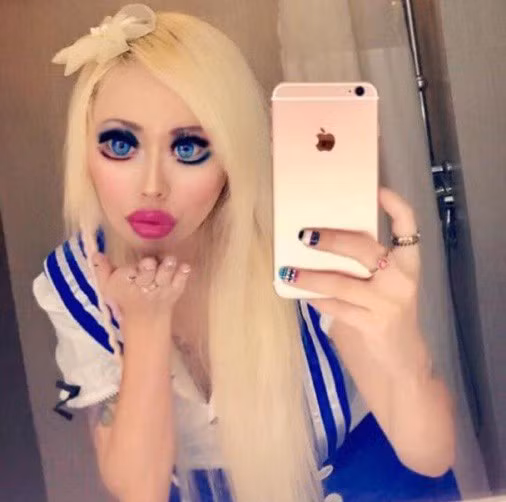  Cô gái bắt đầu thay đổi vẻ ngoài thành Barbie từ năm 2009 
