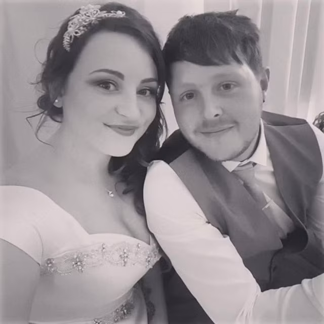 Ảnh cưới của Hayley và chồng