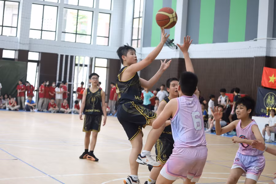 Học sinh Trường THCS Nguyễn Trường Tộ (Đống Đa, Hà Nội) tham gia thi đấu Bóng rổ tại trường.