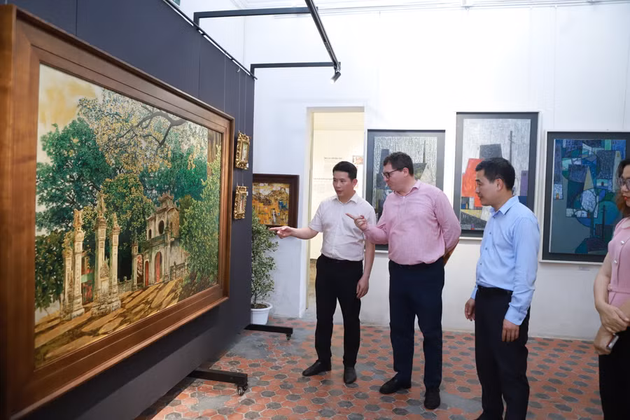 Tác phẩm "Quán Thánh chiều thu" của họa sĩ Lê Bá Cầu vẽ bằng chất liệu sơn mài năm 2023. Tác phẩm "Quán Thánh chiều thu" của họa sĩ Lê Bá Cầu vẽ bằng chất liệu sơn mài năm 2023.