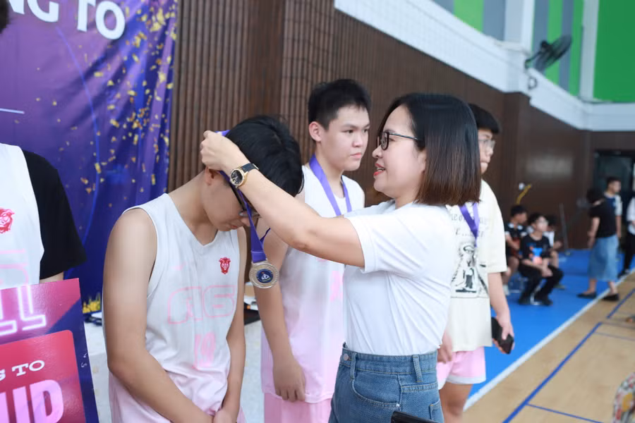 Cô Đào Thị Cúc - Phó Hiệu trưởng nhà trường trao thưởng cho các vận động viên. Cô Đào Thị Cúc - Phó Hiệu trưởng nhà trường trao thưởng cho các vận động viên.