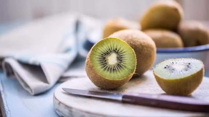 Vỏ kiwi có chất chống oxy hóa cao gấp ba lần so với phần cùi. (Ảnh: ITN).