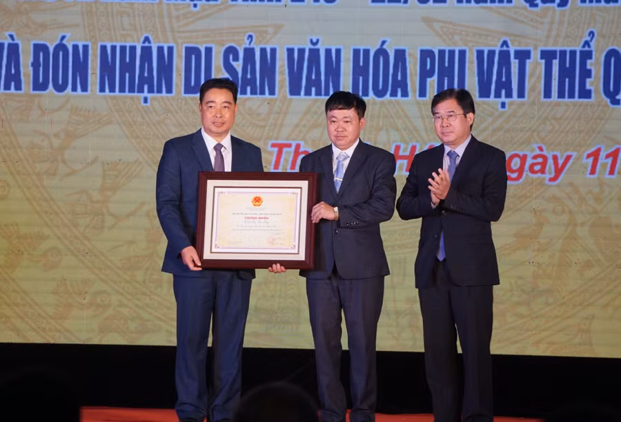 Ông Nông Quốc Thành - Phó Cục trưởng Cục Di sản văn hóa trao bằng công nhận Di sản văn hóa phi vật thể Quốc gia - Lễ hội Đền Bà Triệu cho tỉnh Thanh Hóa. (Ảnh: NT).