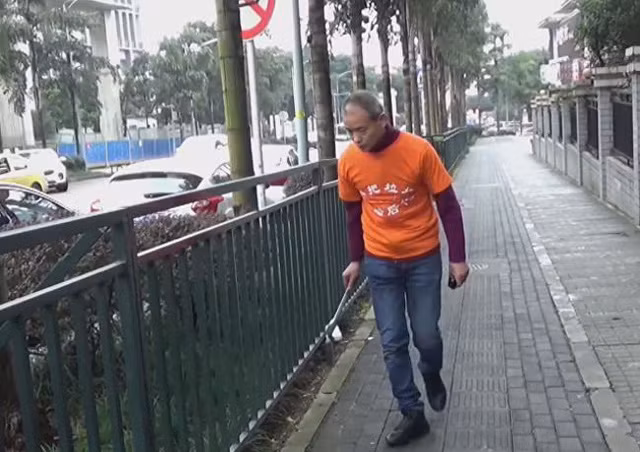 Triệu phú Trung Quốc đi bộ nhặt rác suốt 3 năm