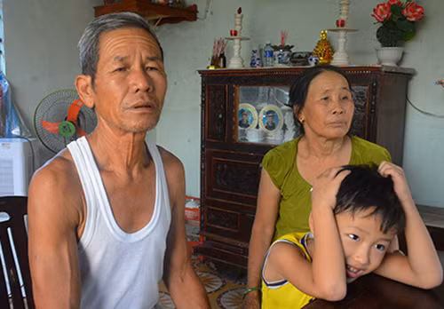 Ông Nguyễn Văn Nghĩa và bà Nguyễn Thị Tới luônđộng viên con dâu lấy chồng mới khi con trai mất tích.Ảnh: Đắc Thành.