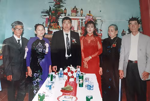 Vợ chồng ông Nãi (bên trái) đứng ra tổ chức đám cưới cho con dâu. Ảnh: Đắc Thành.