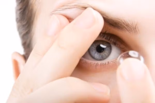 Đeo kính sát tròng qua đêm có thể làm mắt bị thiếu oxy, làm tăng nguy cơ nhiễm trùng từ 6 đến 8 lần. Nhiễm trùng có thể gây tổn thương thị lực vĩnh viễn.