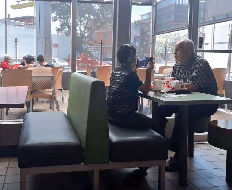 moi chau trai di an hamburger nhung chau chi cam dau choi dien thoai, nguoi ong da roi nuoc mat - 1