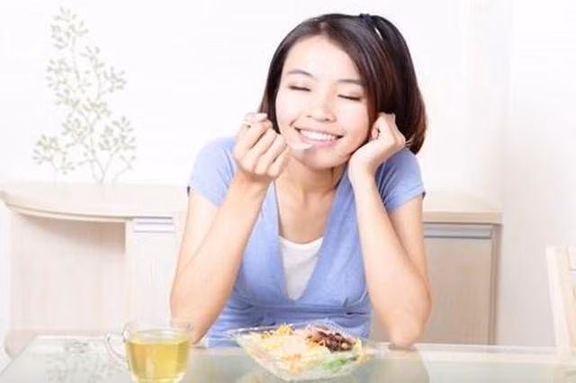 Cô sinh viên 20 tuổi bị ung thư giai đoạn cuối, khuyên mọi người bỏ thói quen ăn quá nhanh - 4