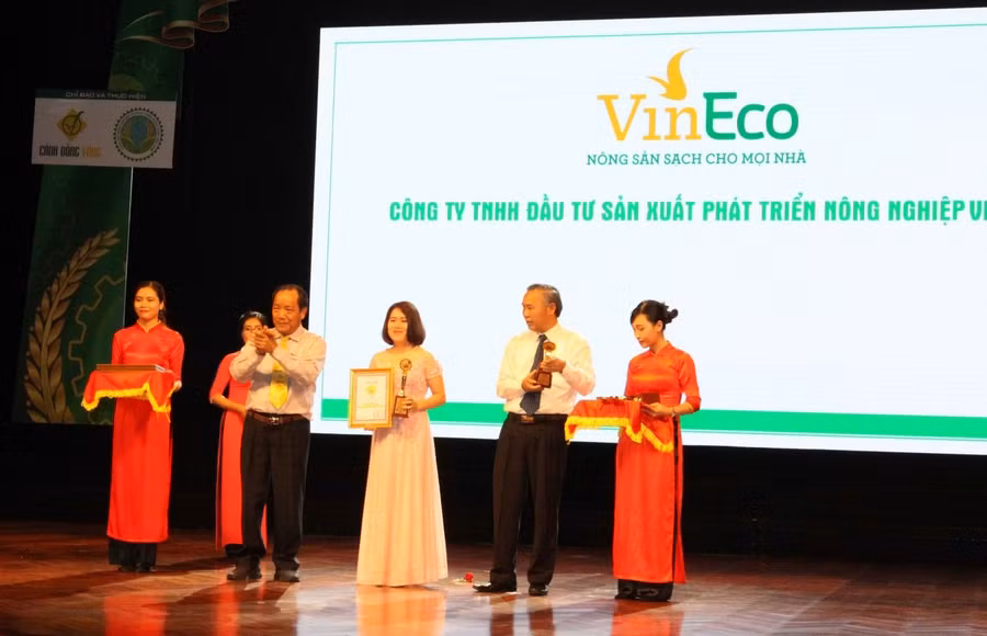 Đại diện VinEco nhận chứng nhận “Thương hiệu Vàng nông nghiệp Việt Nam”. Đại diện VinEco nhận chứng nhận “Thương hiệu Vàng nông nghiệp Việt Nam”.