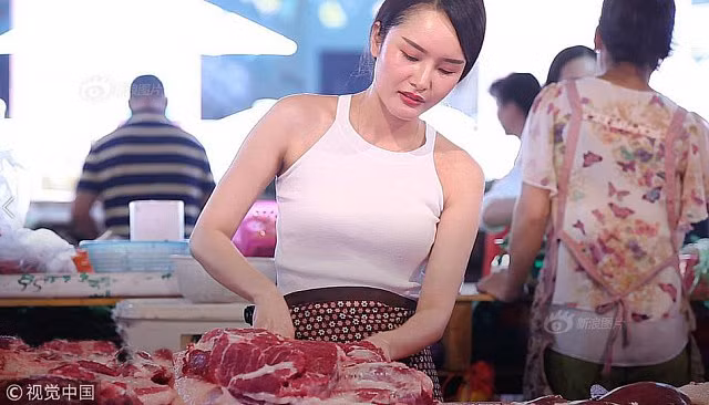 Cô gái 26 tuổi bỏ việc văn phòng ra chợ bán thịt được mệnh danh là “Tây Thi thịt lợn” gây sốt mạng xã hội Trung Quốc - Hình 1