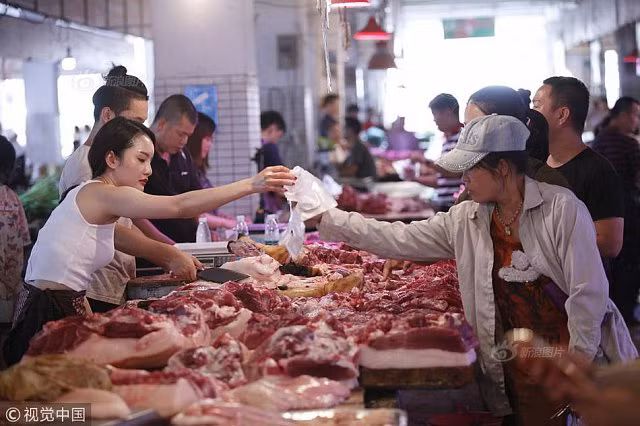 Cô gái 26 tuổi bỏ việc văn phòng ra chợ bán thịt được mệnh danh là “Tây Thi thịt lợn” gây sốt mạng xã hội Trung Quốc - Hình 2