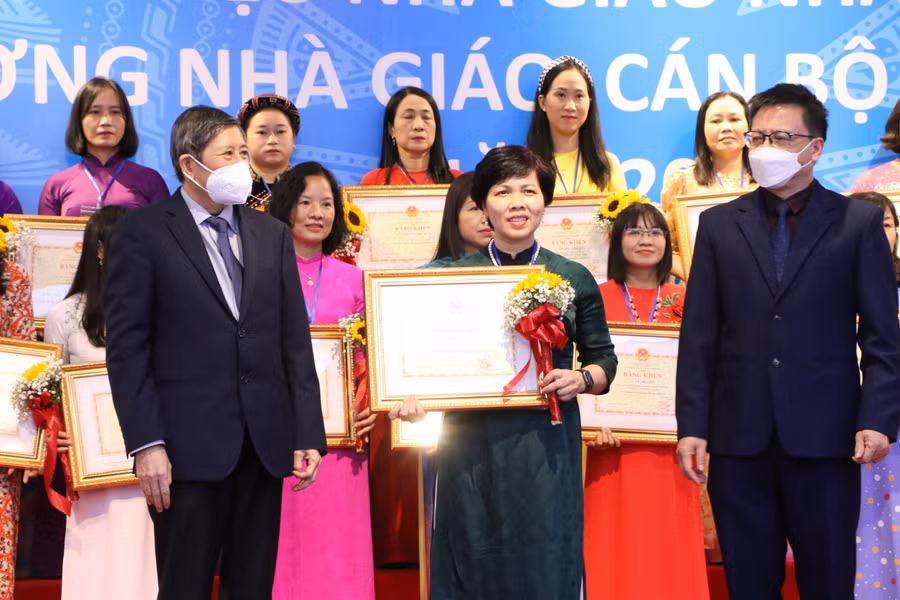 Cô Phương Dung trong buổi lễ đón nhận Bằng khen của Bộ trưởng Bộ Giáo dục & Đào tạo tháng 11/2021 tại Hà Nội. Ảnh: Khôi Nguyên. 