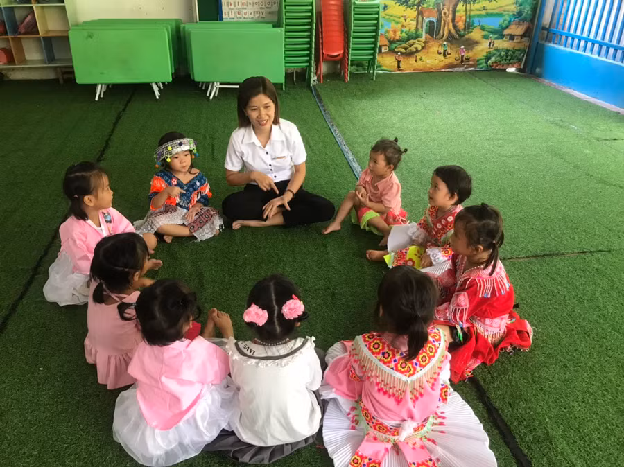 Cô và trò điểm trường Đồng Luông, xã Quảng Chu, huyện Chợ Mới, tỉnh Bắc Kạn vui mừng khi được học tập trong môi trường khang trang, sạch, đẹp.