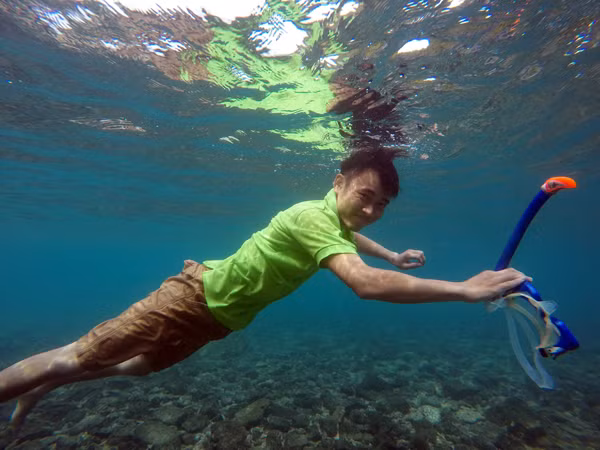  Hồ Việt Dũng trong một buổi kiểm tra san hô dưới đáy biển 