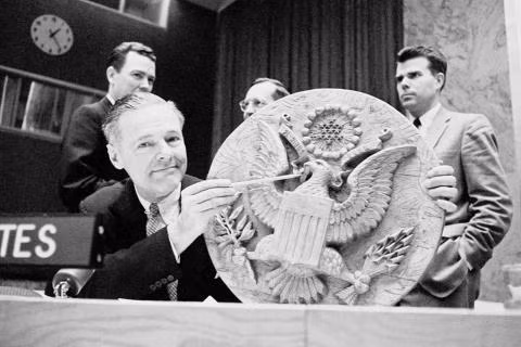  Đại diện Mỹ tại Liên Hiệp Quốc, Henry Cabot Lodge đã giới thiệu vị trí con bọ gián điệp trên quốc huy treo tại ĐSQ Mỹ ở Moscow 