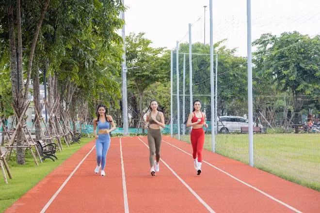 Dàn người đẹp chạy bộ tại cung đường chạy chuyên nghiệp ở Aqua Sport Center.