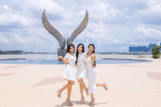 Các người đẹp check in biểu tượng đôi cánh bạc tại Tổ hợp quảng trường – bến du thuyền Aqua Marina.