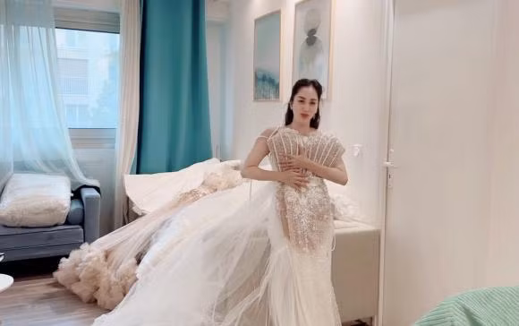 Khánh Thi hạnh phúc khoe 4 bộ váy cưới.