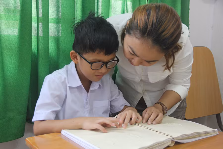 Cô giáo Nguyễn Thị Đỏ đang hướng dẫn HS ôn tập và kể chuyện Bài 5 môn Tiếng Việt 1.
