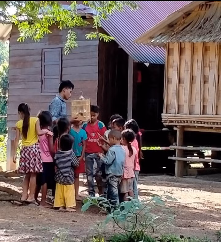 Thầy Vinh và học trò.