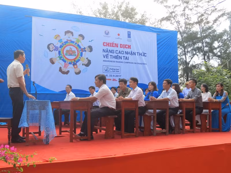 Tình huống gải định thầy Hiệu trưởng trường THCS Phú Mậu chỉ đạo công tác ứng phó khi bão sắp đến