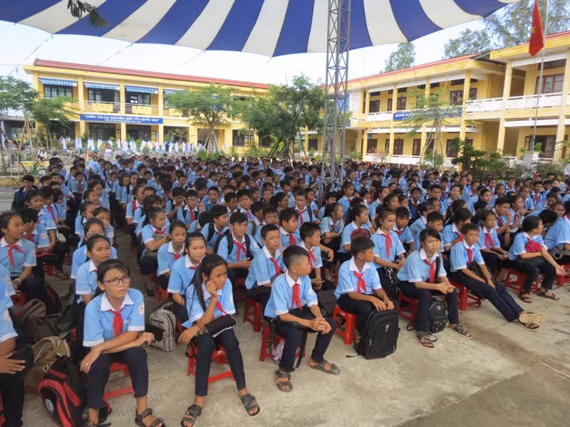Các em học sinh trường THCS Phú Mậu huyện Phú Vang hào hứng với buổi diễn tập