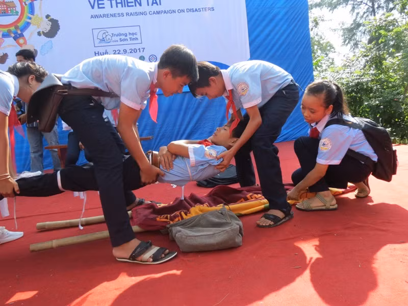 Đưa bạn lên cáng cứu thương tại chỗ