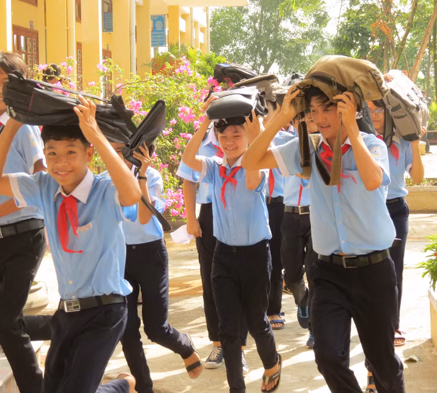 Tình huống các em học sinh chạy nhanh khu vực an toàn để tránh trú bão đổ bộ