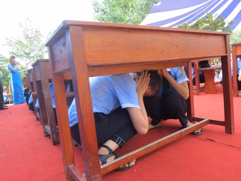 Cách tự bảo vệ bản thân khi sét đánh trong giờ học