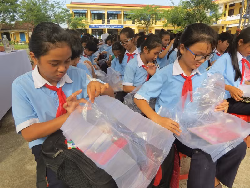 Các em học sinh rèn luyện cách bản quản sách vở khi ngày mưa
