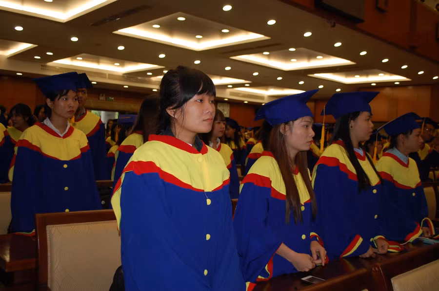 Sinh viên trang trọng nghe quyết định trao bằng tốt nghiệp
