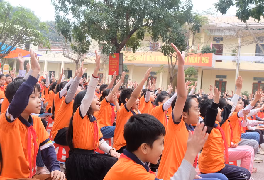 Học sinh hào hứng trả lời câu hỏi về lòng biết ơn. (Ảnh: NT). Học sinh hào hứng trả lời câu hỏi về lòng biết ơn. (Ảnh: NT).