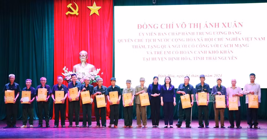 Quyền Chủ tịch nước Võ Thị Ánh Xuân và Bí thư Tỉnh uỷ Thái Nguyên Nguyễn Thanh Hải tặng quà cho gia đình chính sách.