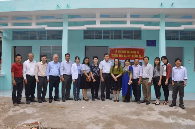 Bàn giao nhà công vụ cho giáo viên vùng xa