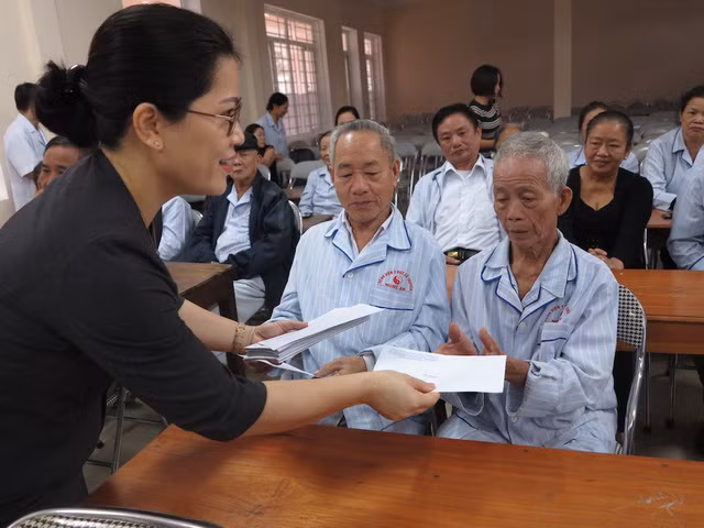 Bà Nguyễn Thị Kim Chi – Giám đốc Sở GD&ĐT Nghệ An – tặng quà tri ân các giáo viên đang điều trị tại BV Y học cổ truyền tỉnh
