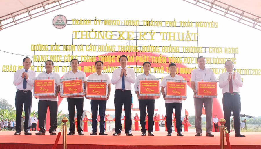 Lãnh đạo TP Thái Nguyên tặng quà cho các đơn vị. Lãnh đạo TP Thái Nguyên tặng quà cho các đơn vị.