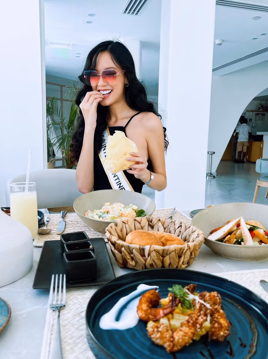 Cô nhận được sự ủng hộ và kỳ vọng lớn khi đại diện Việt Nam ra nước ngoài thi thố nhan sắc. Cô nhận được sự ủng hộ và kỳ vọng lớn khi đại diện Việt Nam ra nước ngoài thi thố nhan sắc.