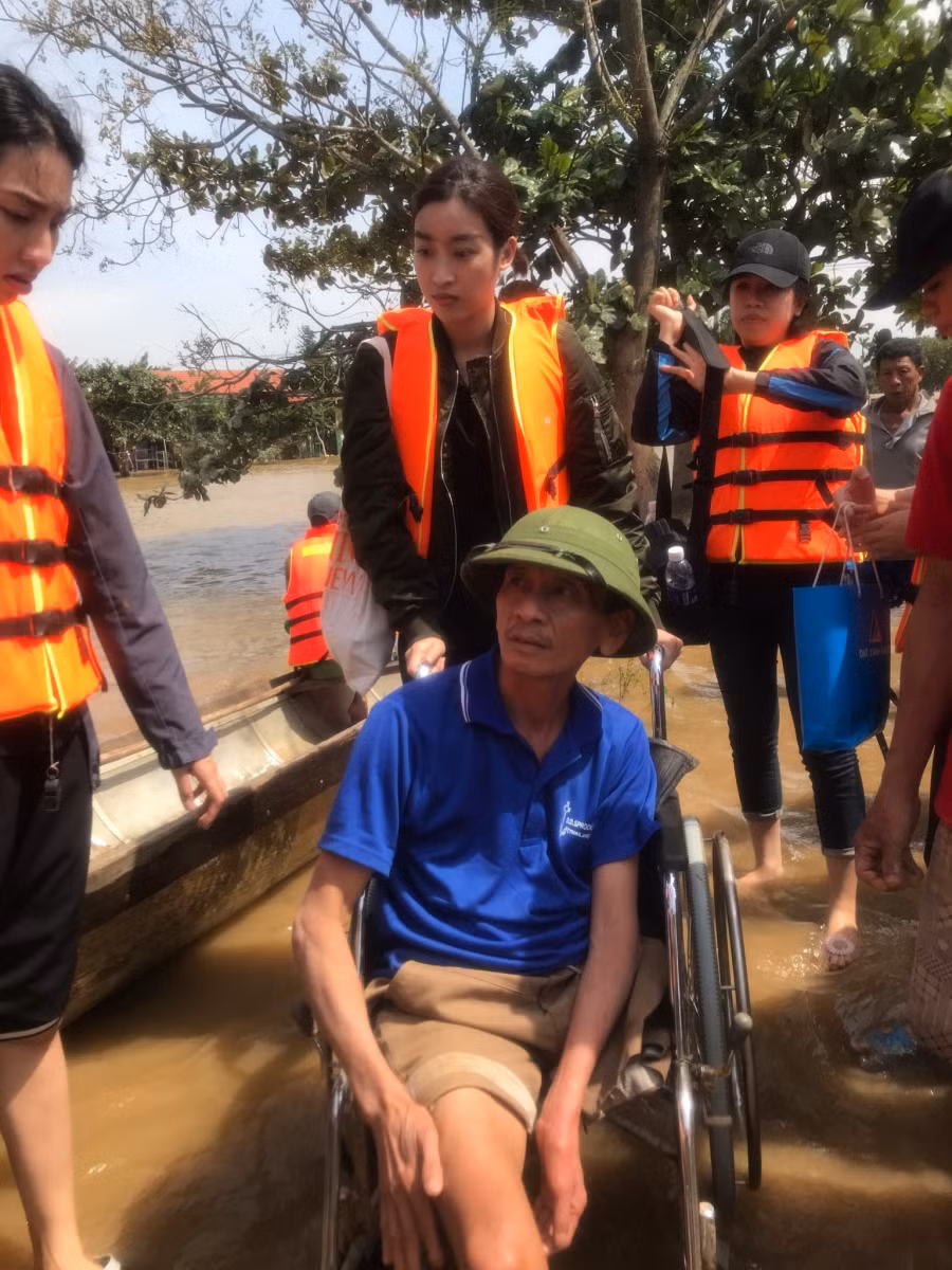 Đỗ Mỹ Linh đi xuồng vào vùng nước lũ trao quà tận tay người dân ảnh 3
