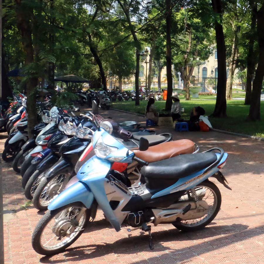Chiếm chỗ trông xe và làm nơi bán giải khát Chiếm chỗ trông xe và làm nơi bán giải khát