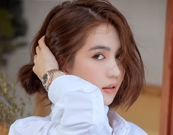 Ngọc Trinh diện sơ mi trắng đẹp hút mắt