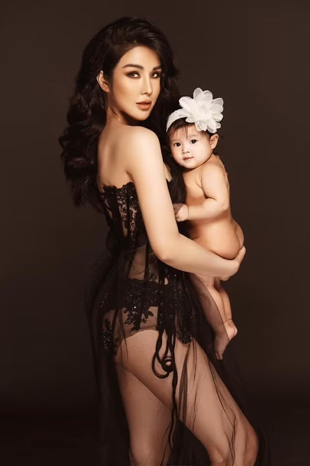 Diệp Lâm Anh khoe ảnh chụp cùng con gái đầu lòng. Đây cũng là thời điểm cô thông báo mình mang thai lần 2.