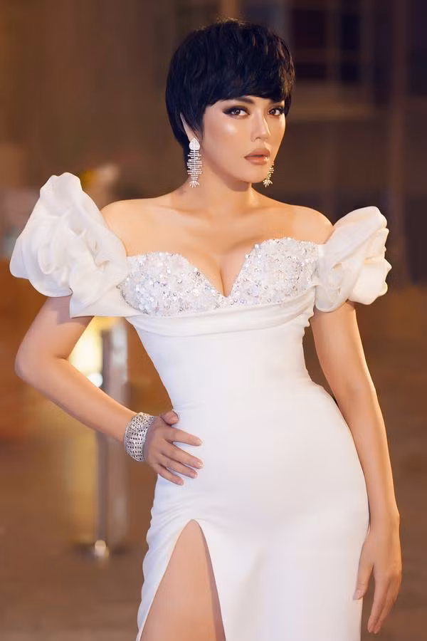 Trang phục mà cô lựa chọn luôn kín đáo, gợi cảm vừa đủ nhưng khiến cô tỏa sáng. Trang phục mà cô lựa chọn luôn kín đáo, gợi cảm vừa đủ nhưng khiến cô tỏa sáng.