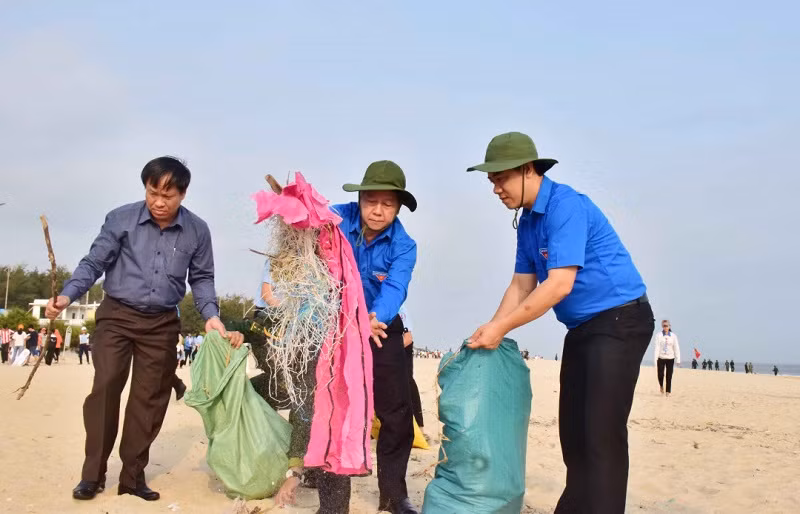 Lãnh đạo tỉnh Thừa Thiên - Huế xuống đường nhặt rác cùng người dân.